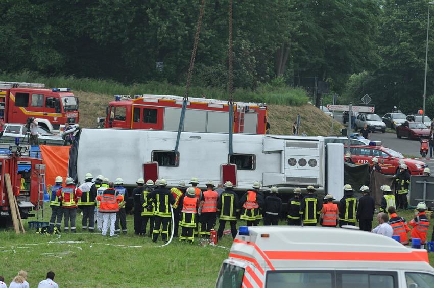 Schwerer Unfall mit Reisebus Lohmar Donrather Dreieck P510.JPG